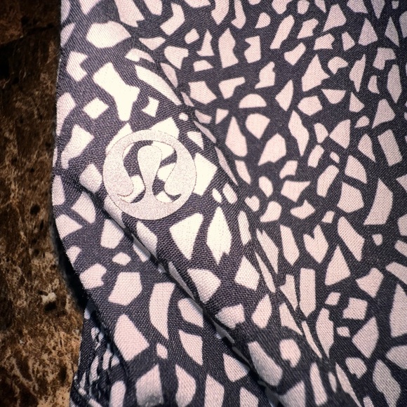 LULULEMON spring break away 3” short Black and White mosaic size 6 EUC - Picture 11 of 11